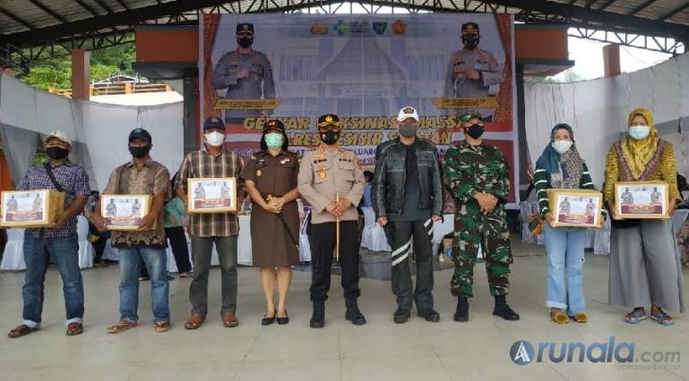 Kapolda Sumbar, Irjen Pol Teddy Minahasa tinjau pelaksanaan vaksinasi massal yang diadakan Polres Pessel, Sabtu (2/10). (Foto : SNM)