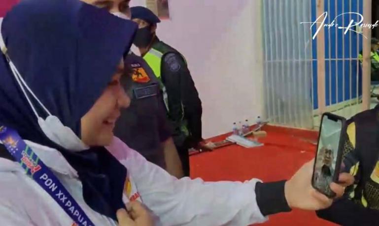 Ketua FORKI Sumbar Andre Rosiade memberikan semangat dengan melakukan video call langsung dengan peraih perak Fadila Rahmi. (Dok : Istimewa)