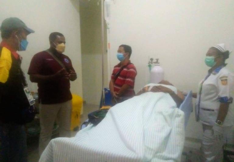 Dokter Afriwardi (bertopi) memantau keadaan Khaidir Anas yang dirawat di di RSUD di Kabupaten Jayapura, Minggu (3/10). (Dok : Istimewa)