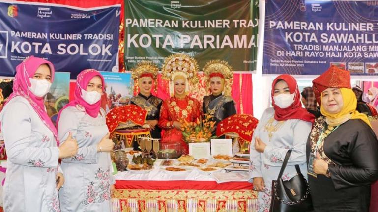 Tim penggerak PKK Kota Pariaman ikuti pameran kuliner tradisional pada iven Pekan Kebudayaan Daerah (PKD) Sumbar 2021, Sabtu (2/10). (Dok : Istimewa)