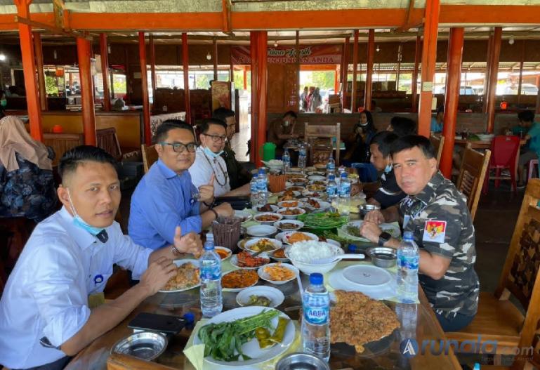 Anggota DPD RI, Alirman Sori bersama Kepala Cabang Bank Nagari Painan seusai lakukan monitoring di Bank tersebut, Jumat (15/10). ( Foto : Arzil)