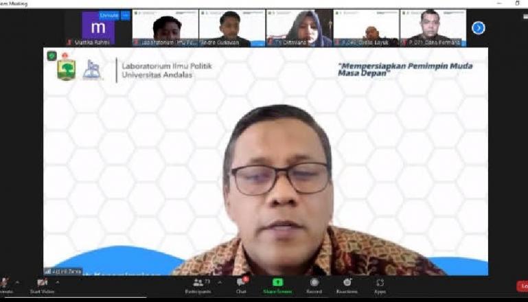 Dosen Fisip Unand, Aidinil Zetra berikan paparan secara zoom metting saat pelaksanaan Sekolah Kepemimpinan Masa Depan yang diadakan Jurusan Ilmu Politik Unand, Sabtu (30/10). (Dok : Istimewa)