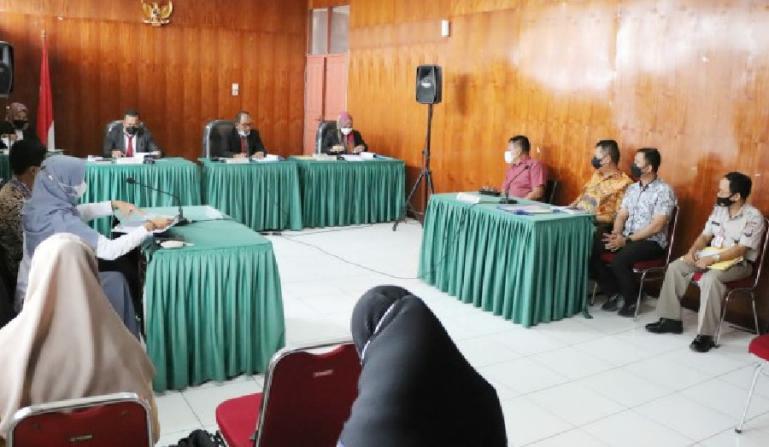 Majelis sidang KI mendengarkan penjelasan LBH Padang dan Polda Sumbar terkait sidang sengketa informasi publik, Jumat (22/10). (Dok : Istimewa)