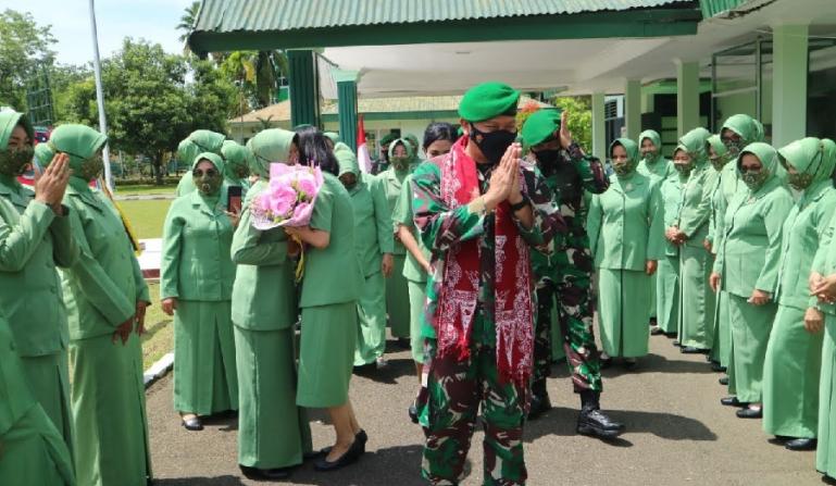 Suasana pelepasan Dandim 0311/Pessel yang lama, Letkol Inf Gamma Arthadila Sakti di Makodim setempat, Sabtu (30/10). (Dok : Istimewa)