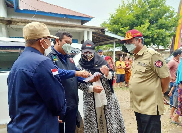 Anggota Komisi VIII DPR RI, Lisda Hendrajoni bersama pejabat Kemensos diskusi soal jumlah bantuan dan dampak bencana banjir yang dialami masyarakat Gurunpanjang Barat,  Pessel, Sabtu (2/10). (Dok : Istimewa)