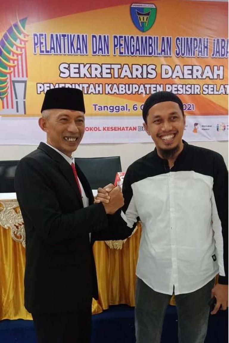 Sekretaris Hipmi Pessel, Hafiz Anderson bersama Sekkab Pessel yang baru Mawardi Roska, Rabu  (6/10). (Foto : SNM)