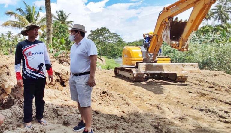 Direktur Pembangunan Kawasan Perdesaan Kemendes PDTT, Rafdinal didampingi Genius Umar saat tinjau pembangunan jalan water front city, Sabtu (23/10). (Dok : Istimewa)