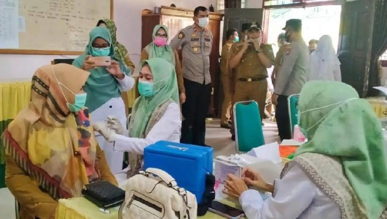 Sekkab Padangpariaman, Rudy Repenaldi Rilis bersama rombongan tinjau kegiatan vaksinasi di SMAN 1 Ulakan Tapakis di Nagari Manggopoh Palak Gadang Ulakan, Selasa (12/10). (Dok : Istimewa)
