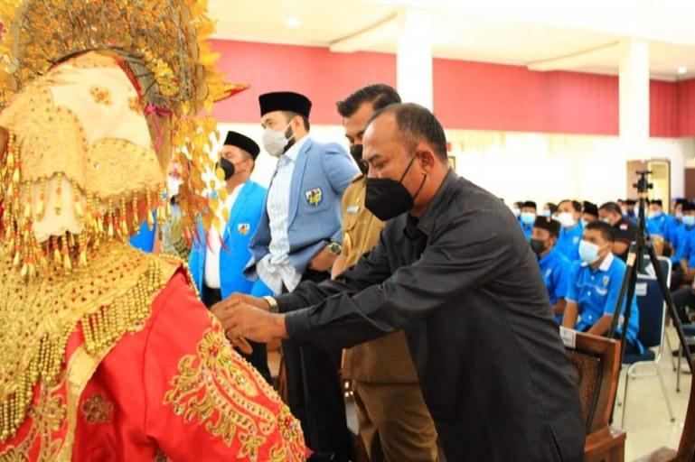 Ketua DPRD Pariyanto mengambil sirih dalam carano, saat pelantikan ketua DPD KNPI Dharmasraya, Selasa (5/10). (Dok : Istimewa)