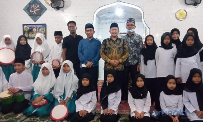 Wabup Pessel, Rudi Hariyansyah dan anggota DPRD Sumbar,  Muhayathul saat menghadiri Maulid Nabi Muhammad SAW, di Masjid Nurul Hikma, Tarusan, Kamis malam (21/10). (Foto : SNM)