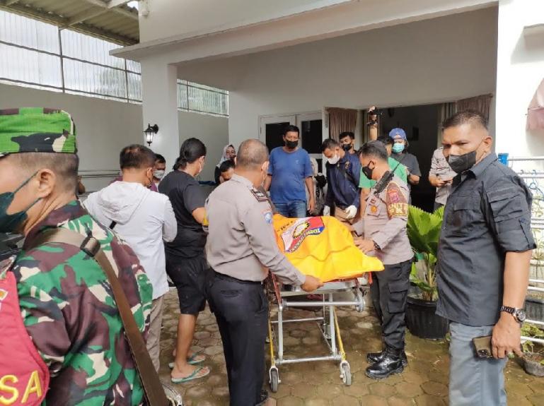 Polisi sedang membawa jenazah pengusaha gas elpiji yang tewas dalam aksi perampokan pada, Minggu (23/10). (Dok : Istimewa)