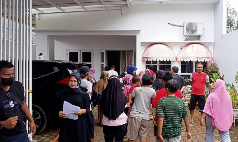 Suasana rumah pengusaha gas di Kuranji setelah aksi perampokan terjadi, Minggu pagi (23/10). (Dok : Istimewa)