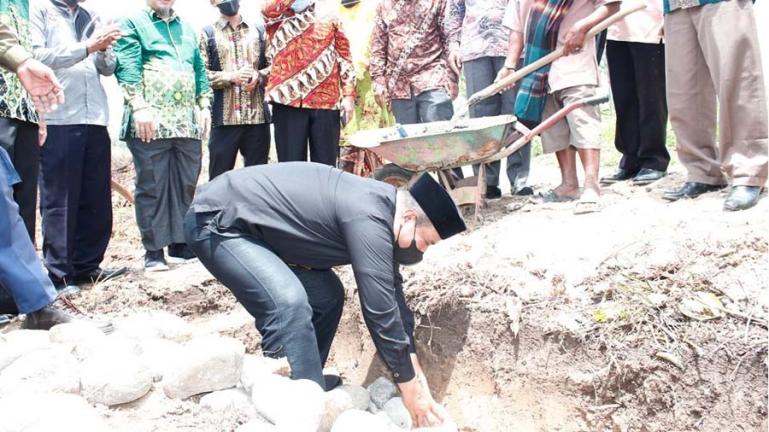 Wakil Wali Kota Pariaman, Mardison Mahyuddin lakukan peletakan batu pertama pembangunan Ponpes Muhammadiyah di di Desa Manggung, Kamis (14/10). (Foto : Arzil)