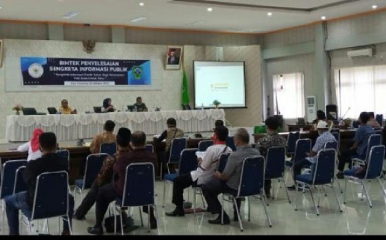 Wakil Ketua Komisi Informasi Sumbar, Arif Yumardi saat berikan pembekalan penyelesaian sengketa kepada PPID Kabupaten Pasaman, Kamis (21/10). (Dok : Istimewa)