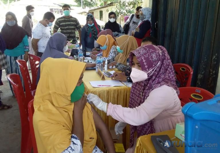 Masyarakat Painan yang antusias ikuti vaksinasi massal yang diadakan Sat Reskrim Polres Pessel, Kamis pagi (21/10). (Foto : SNM)