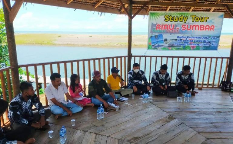 Rombongan BKAD Kecamatan Lubuk Batu Jaya, Kabupaten Indragiri Hulu Riau, kunjungi kawasan GTP Ulakan, Sabtu siang (23/10). (Dok : Istimewa)