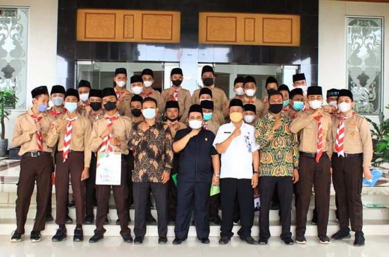 Para siswa SMP IT Andalas Cendekia bersama Wakil Ketua Komisi I DPRD Dharmasraya, Irmon, Rabu (13/10). (Dok : Istimewa)