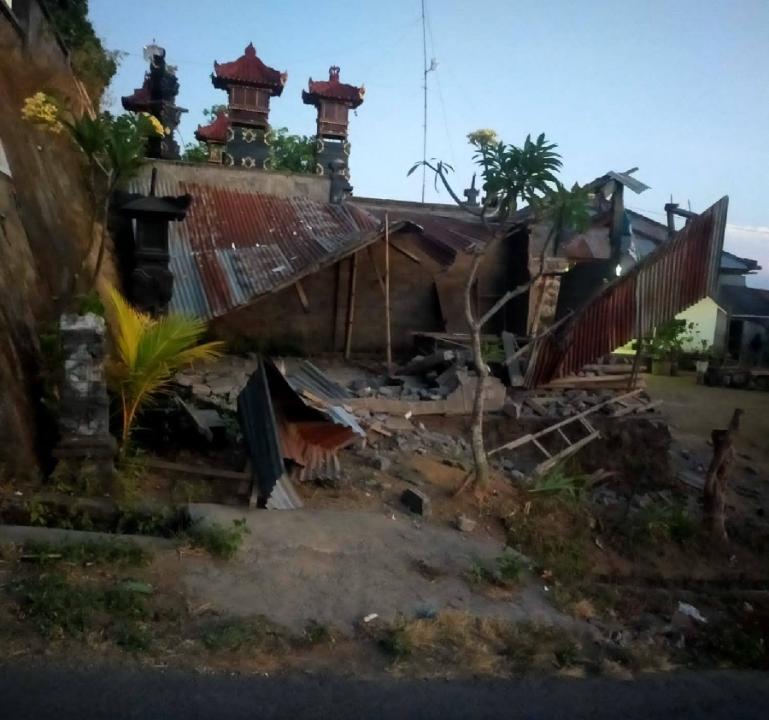 Reruntuhan bangunan milik warga pasca gempa melanda Bali, Sabtu dini hari (16/10). (Dok : Istimewa)