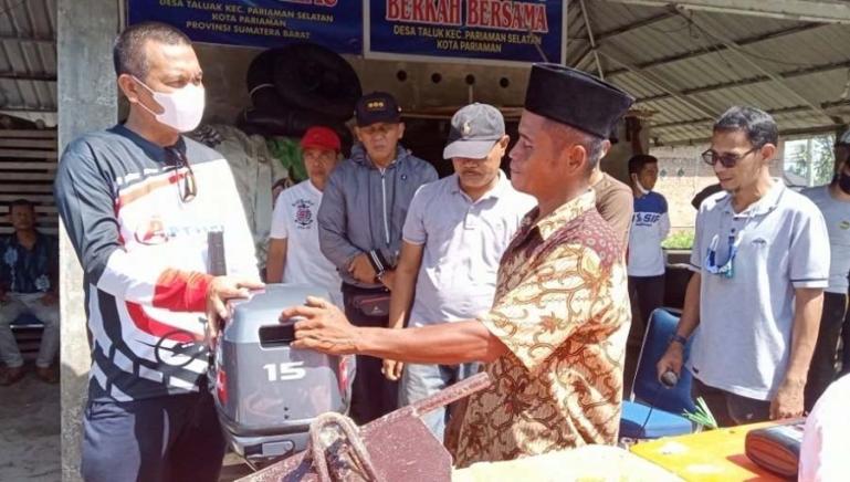 Salah seorang perwakilan kelompok nelayan terima bantuan alat tangkap yang diserahkan Wali Kota Pariaman, Genius Umar, Minggu (3/10). (Dok : Istimewa)