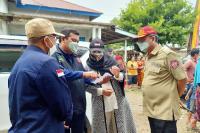 Lisda Serahkan Bantuan bagi Korban Banjir Bayang