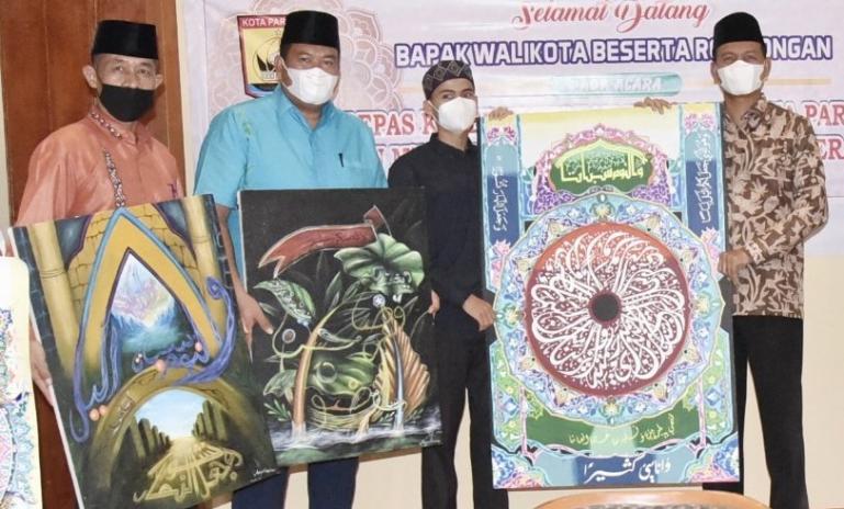 Genius Umar bersama Sekko Pariaman, Yota Balad saat mengunjungi kontingennya di Kota Padangpanjang, Rabu (17/11). (Dok Istimewa)