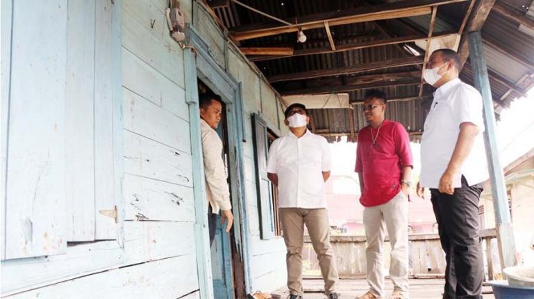 Anggota Komisi VIII DPR RI, John Kennedy Azis didampingi Wakil Wali Kota Pariaman, Mardison Mahyuddin saat meninjau salah satu rumah warga penerima program bantuan RTLH, Jumat (19/11). (Dok : Istimewa)