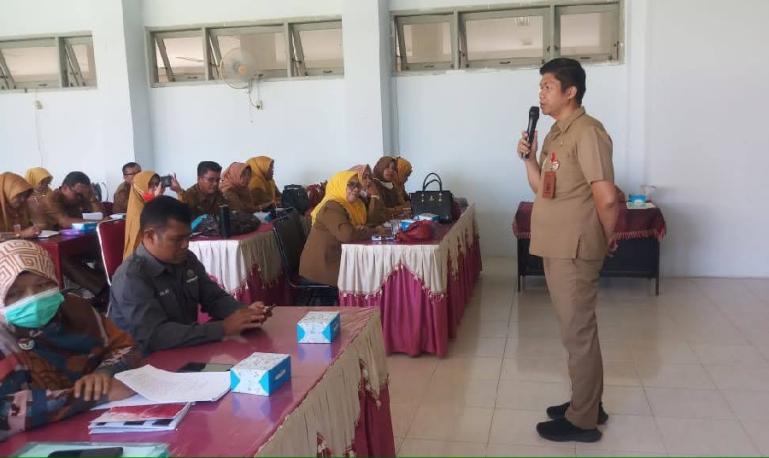 Inspektur Hendra Aswara memberikan pengarahan kepada Kepala Sekolah dalam penggunaan dana BOS tahun 2021 di TK/SD Unggul Terpadu, di Padangpariaman, Senin (11/5). (Dok : Istimewa)