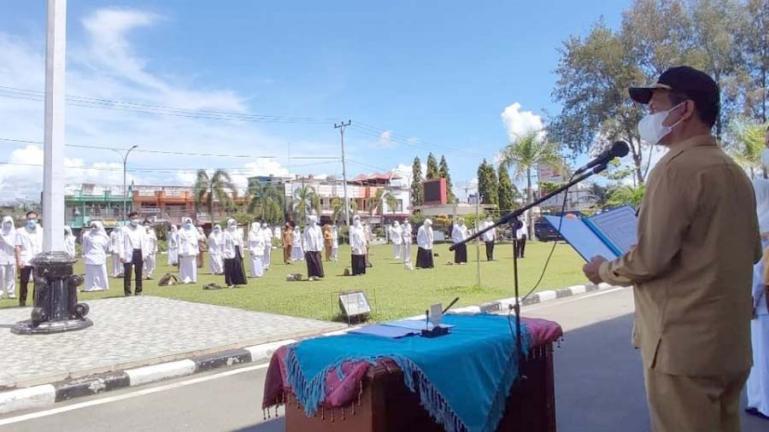 Genius Umar saat melantik 91 tenaga fungsionl keehatan, Senin (22/11). (Dok : Istimewa)