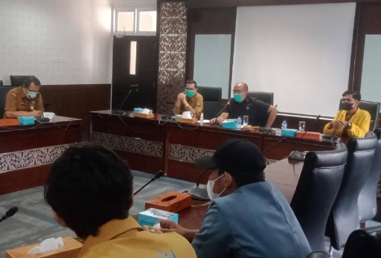 Ketua DPRD Sumbar, Supardi saat dialog dengan perwakilan BEM se Sumbar yang sampaikan aspirasinya, Senin (1/11). (Dok : Istimewa)