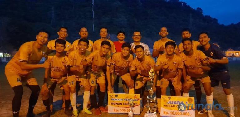 Pemuncak turnamen Painan Cup 2021, Bank Nagari Painan FC dengan tropi juaranya seusai pertandingan, Sabtu (20/11). (Foto : SNM)