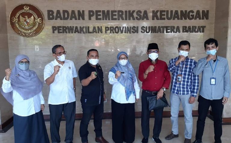 Tim visitasi KI Sumbar saat mengunjungi BPK Sumbar dalam rangka visitasi, Rabu (17/11). (Dok : Istimewa)