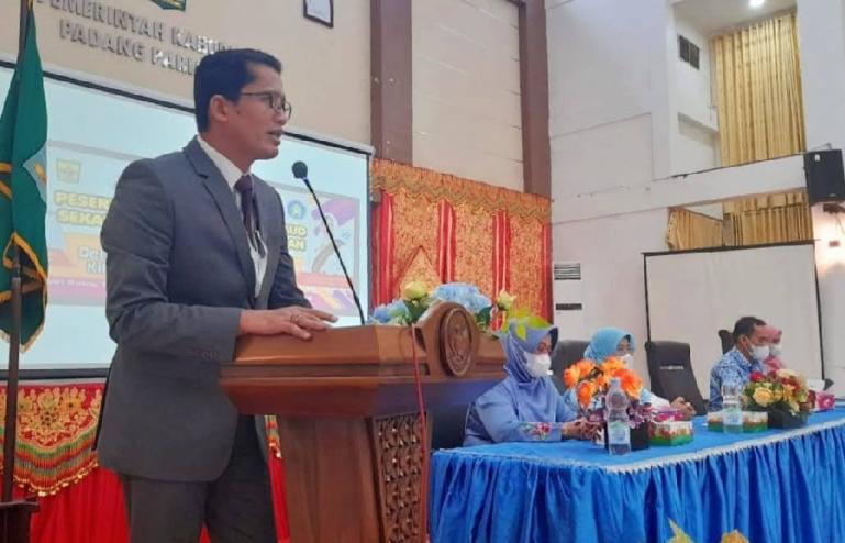 Sekkab Padangpariaman, Rudy Repenaldi Rilis saat membuka kegiatan penguatan Bunda PAUD di kabupaten itu, Rabu (10/11). (Dok : Istimewa)