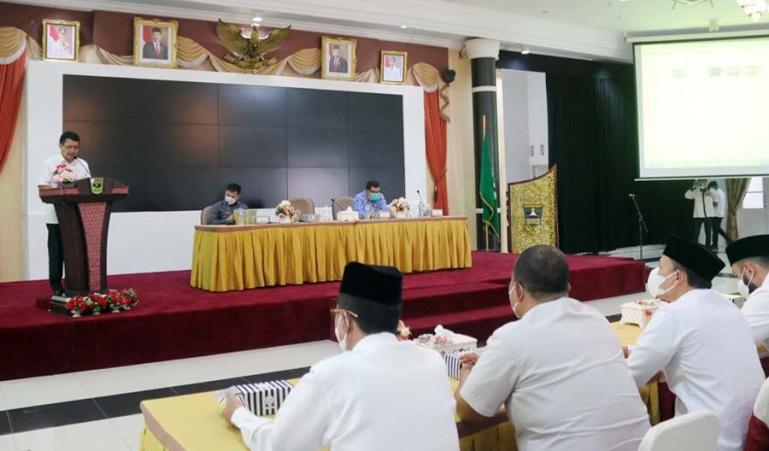 Wali Kota Pariaman, Mardison Mahyuddin saat ikuti rakor pariwisata se Sumbar di istana gubernur, Rabu (17/11). (Foto : Arzil)