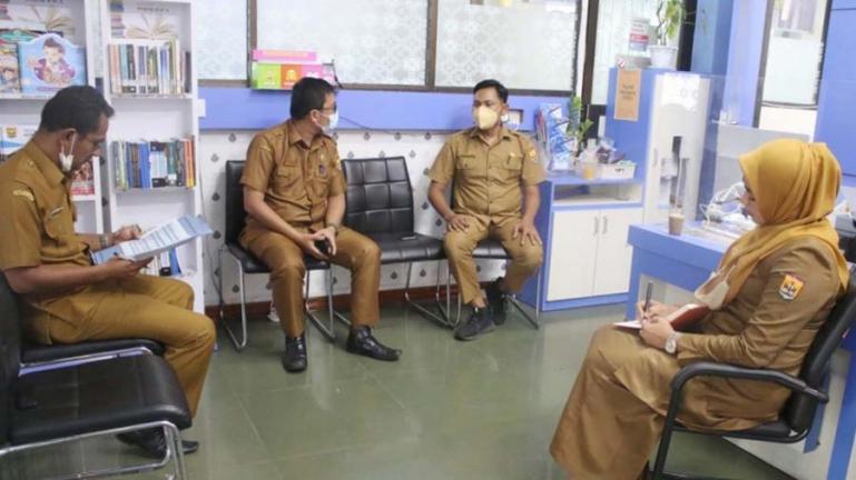 Plt Kadis Kominfo Kota Pariama, Adi Junaidi bersama jajarannya lakukan rapat persiapan jelang visitasi KI Sumbar ke kantornya, Senin (1/11). (Dok : Istimewa)