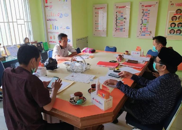 Anggota KPU Padang sedang rapat pleno penetapan DPB November 2021 di kantor mereka, Jumat (26/11) kemarin. (Dok : Istimewa)