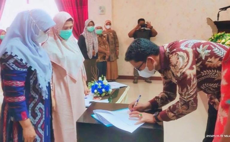 Sekkab Padangpariaman, Rudy Repenaldi Rilis sedang tanda tangani pelantikan dr Jasneli sebagai Direktur RSUD Padangpariaman yang baru, Jumat (11/11). (Dok : Istimewa)