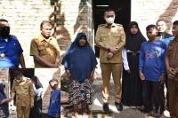 Rinawati saat dikunjungi Wali Kota Pariaman, Genius Umar dan rombongan untuk serahkan bantuan RTLH dan Saga Saja, Selasa (2/11). (Dok : Istimewa)