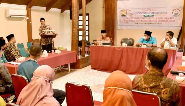 Para kalifah Kota Pariaman diberi motivasi oleh Wali Kota Genius Umar sebelum berangkat ke Kota Padangpanjang, Kamis sore (11/11). (Dok : Istimewa)