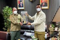 Wali Kota Pariaman, Genius Umar saat terima piala dan piagam penghargaan Green Leadership Nirwasita Tantra 2020, dari KLHK RI, Selasa (5/10). (Dok : Istimewa)