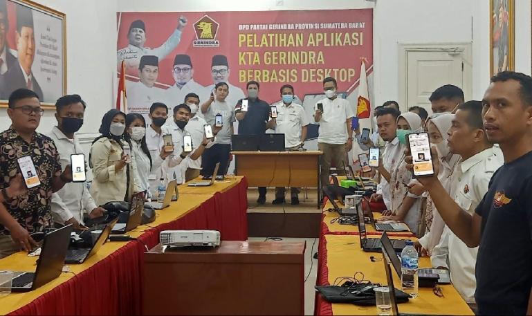 Kader Gerindra se Sumbar saat ikuti pelatihan pembuatan KTA berbasis android, Sabtu (31/10)