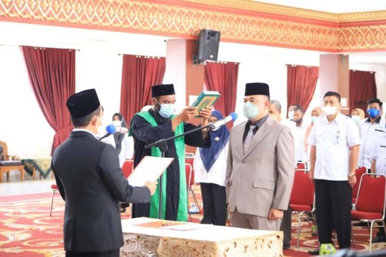 Wakil Bupati Pessel, Rudi Hariansyah melantik Herman Budiarto menjadi Direktur PDAM Tirta Langkisau, di Painan, Rabu (24/11). (Dok : Istimewa)
