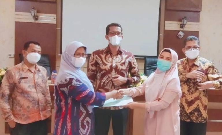 Sekkab Padangpariaman, Rudy Repenaldi Rilis saksikan serah terima jabatan Direktur RSUD Padangpariaman, Jumat (11/11). (Dok : Istimewa)