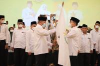 Bupati Pessel, Rusma Yul Anwar saat melepas kalifah kabupaten ini ikuti MTQ di Padangpanjang, Jumat (12/11). (Dok : Istimewa)