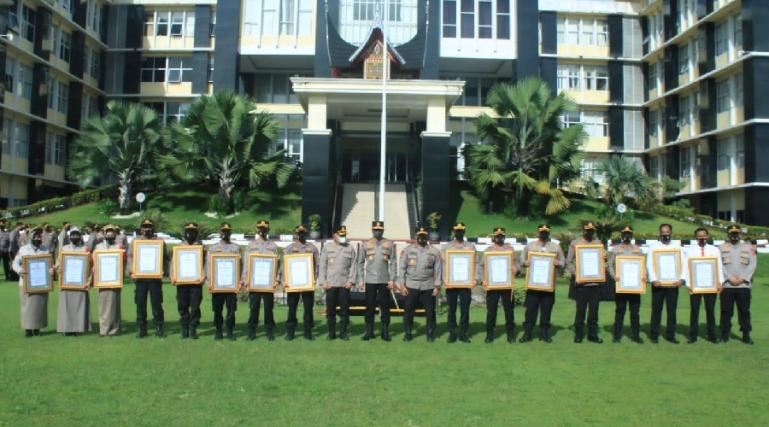 Kapolres Pessel, AKBP Sri Wibowo seusia terima penghargaan dari Kapolda Sumbar Irjen Pol Teddy Minahasa, di Mapolda Sumbar, Senin (1/11). (Dok : Istimewa)