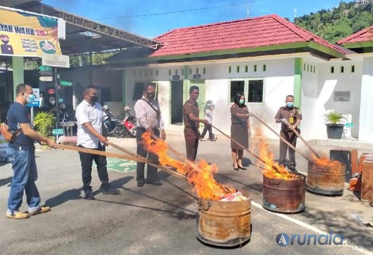Pihak Kejari Pessel dan penyidik dari Polres setempat musnahkan barang bukti yang sudah divonis, Rabu (24/11). (Foto : SNM)