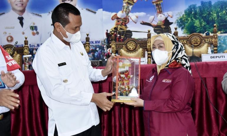 Wako Pariaman, Genius Umar berikan miniatur Tabuik kepada Deputi Bidang Pelayanan Publik Kemenpan RB, Diah Natalisa,seusai jadi keynote speaker pada Bimtek Pelayanan Publik di Kota Pariaman, Rabu (3/11). (Dok : Istimewa)