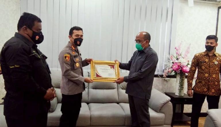 Ketua DPRD Sumbar, Supardi bersama Kapolresta Padang, Kombes Pol, Imran Amir usai penyerahan penghargaan, Jumat (26/11). (Dok : Istimewa)