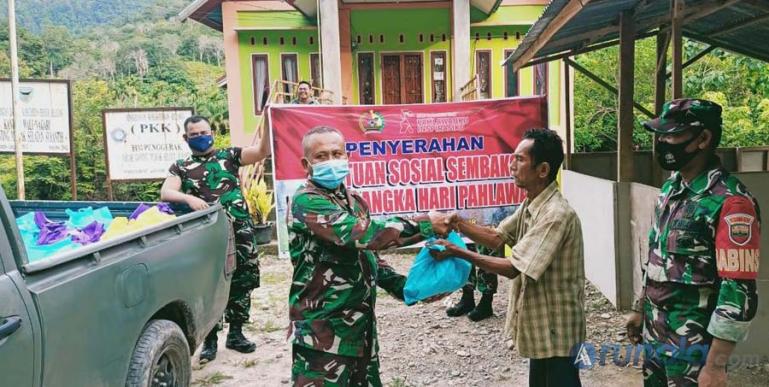 Pihak Kodim 0311/Pessel saat serahkan bantuan sembako kepada masyarakat kurang mampu di Nagari Gantiang Utara, Kecamatan Sutera, Rabu (17/11). (Foto : SNM)