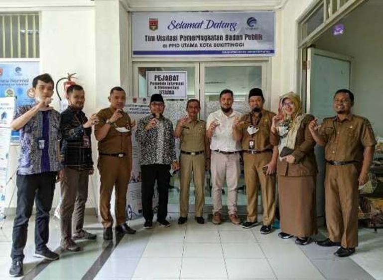KI Sumbar saat lakukan visitasi ke PPID Utama di kantor Kominfo Kota Bukittinggi, Senin (8/11). (Dok : Istimewa)