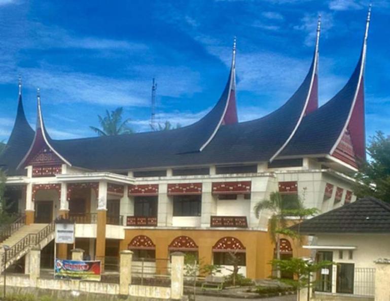 Gedung Lembaga Kerapatan Adat Alam Minangkabau (LKAAM) Sumatera Barat (Sumbar), yang berdiri megah di dekat komplek Masjid Raya Sumbar. (Dok : Istimewa)